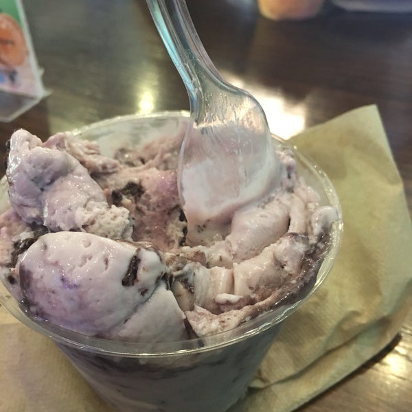 6/11/2016에 Misha K.님이 George&#39;s Ice Cream &amp; Sweets에서 찍은 사진