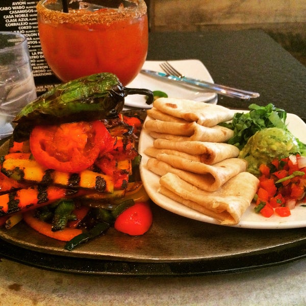 4/18/2015 tarihinde Misha K.ziyaretçi tarafından El Hefe Mexican Restaurant'de çekilen fotoğraf