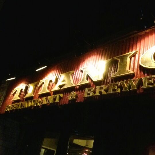 11/19/2012にSteven F.がTitanic Restaurant &amp; Breweryで撮った写真