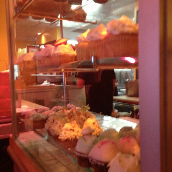 12/27/2012 tarihinde Alex B.ziyaretçi tarafından Burgers &amp; Cupcakes'de çekilen fotoğraf