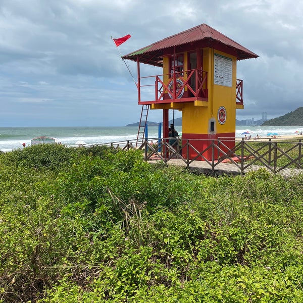 รูปภาพถ่ายที่ Praia Brava โดย Renato K. เมื่อ 10/25/2020