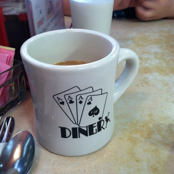 5/12/2013 tarihinde Ann S.ziyaretçi tarafından Four Aces Diner'de çekilen fotoğraf