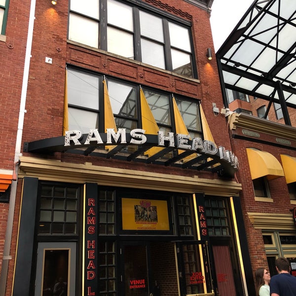 Das Foto wurde bei Rams Head Live von Dylan S. am 6/10/2018 aufgenommen