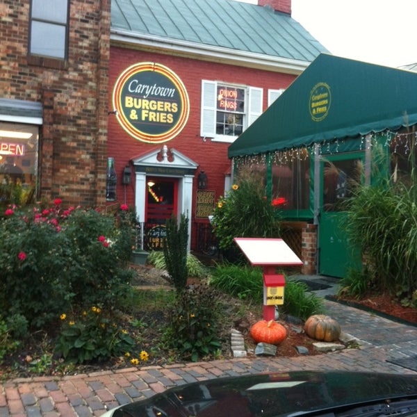10/19/2013 tarihinde Gabriel M.ziyaretçi tarafından Carytown Burgers &amp; Fries'de çekilen fotoğraf