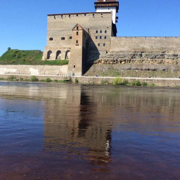 Погода в ивангороде на 10 дней. Ивангородская крепость и нарвский замок. Крепость нарва. Ивангород. Замок ивангород и нарва.
