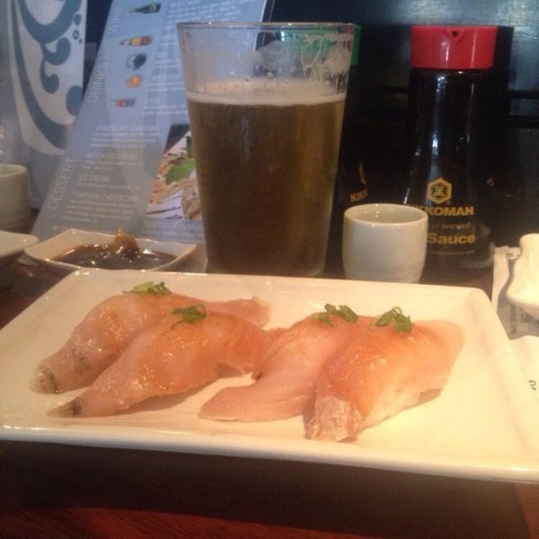 Foto scattata a Off The Hook Sushi da Richard T. il 9/3/2014