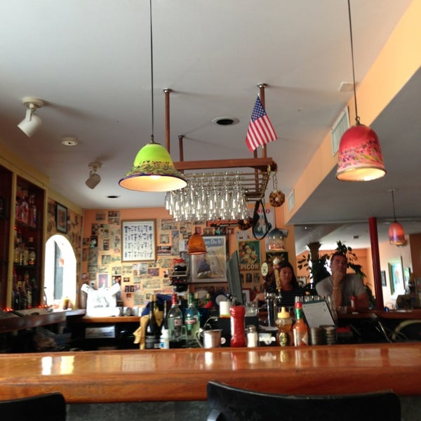 รูปภาพถ่ายที่ Camille&#39;s Restaurant โดย Roman Z. เมื่อ 1/19/2013