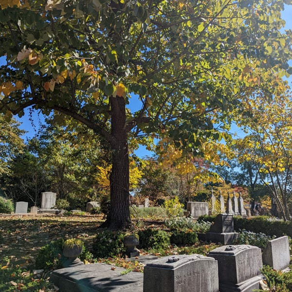 Foto diambil di Oakland Cemetery oleh Dionne J. pada 10/22/2022
