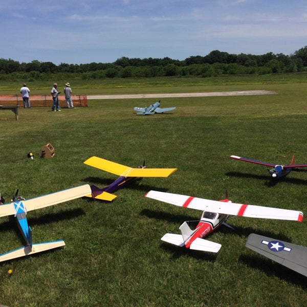 Цифровизация сельского хозяйства. Ребенок с воздушным змеем. В погоне за мечтой. Flying field. Дрон-параплан.