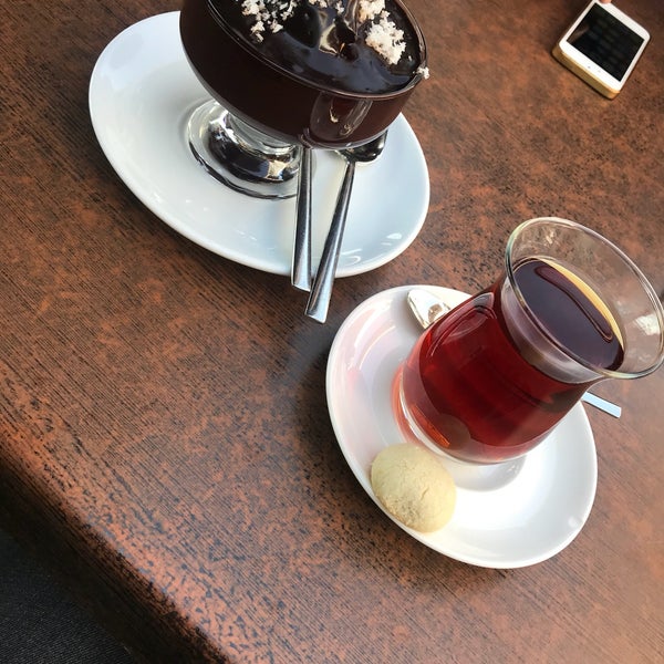 Das Foto wurde bei Cafe Gool Bahçe von Suzan S. am 2/5/2019 aufgenommen