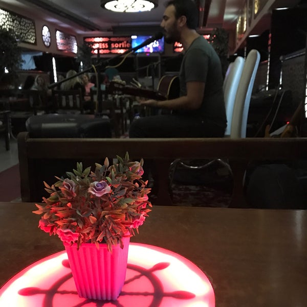Foto scattata a Sortiee Cafe &amp; Restaurant da Demir C. il 9/1/2017