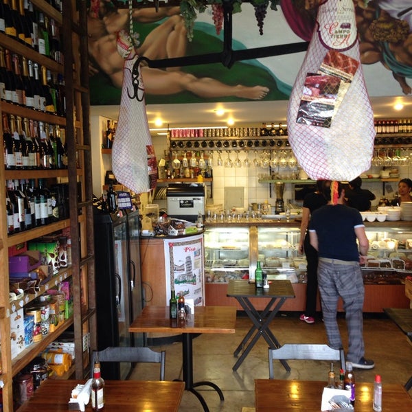11/30/2013 tarihinde Tulio B.ziyaretçi tarafından Emporio Paraíso - Cafe Salumeria'de çekilen fotoğraf