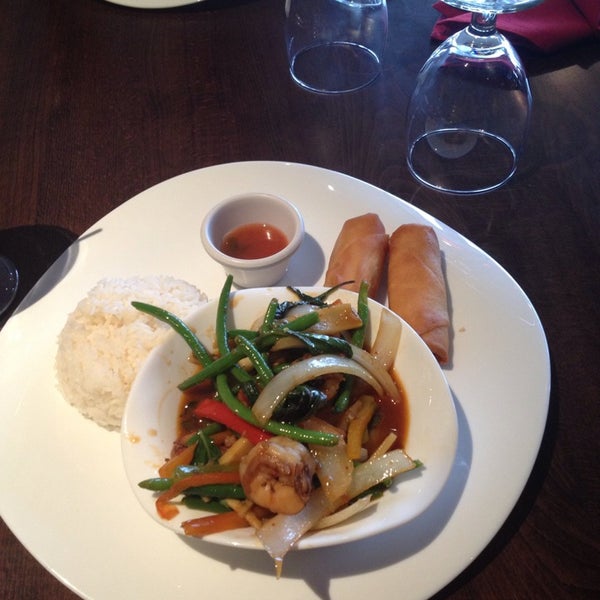 12/31/2013 tarihinde Ashley J.ziyaretçi tarafından Ubon Thai Cuisine'de çekilen fotoğraf