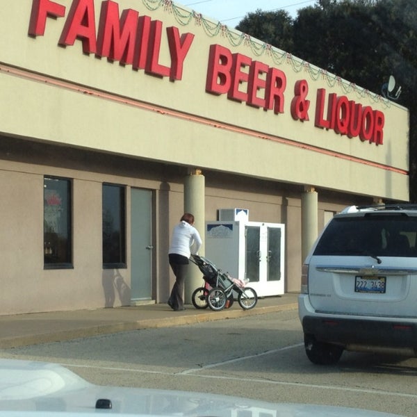 Foto tirada no(a) Family Beer and Liquor por Robb L. em 1/12/2013
