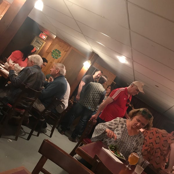 รูปภาพถ่ายที่ Poor Henry&#39;s Pub &amp; Restaurant โดย Dawn M. เมื่อ 4/13/2019
