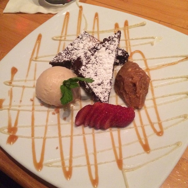 Das Foto wurde bei Darren&#39;s Restaurant &amp; Bar von Kendra R. am 4/5/2015 aufgenommen
