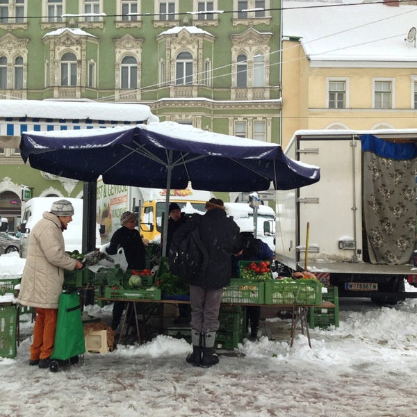 Foto tirada no(a) Karmelitermarkt por ani d. em 2/23/2013