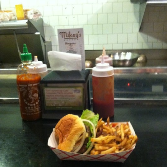 Снимок сделан в Mikey&#39;s Burger пользователем Neath W. 3/22/2013