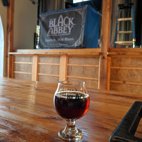 Foto diambil di Black Abbey Brewing Company oleh John G. pada 8/27/2021