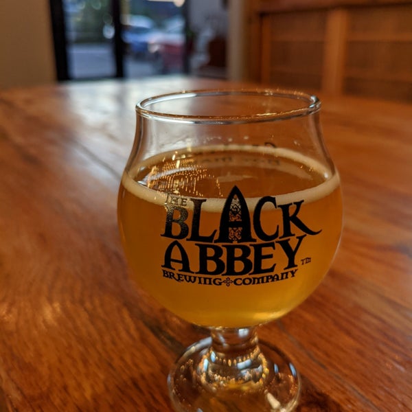 Foto diambil di Black Abbey Brewing Company oleh John G. pada 8/28/2021