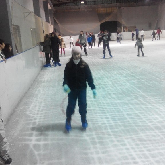 รูปภาพถ่ายที่ Παγοδρόμιο Ice n&#39; Skate โดย ᴡ E. เมื่อ 1/2/2016