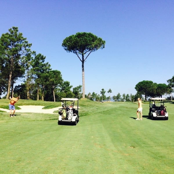 รูปภาพถ่ายที่ PGA Golf de Catalunya โดย Céline D. เมื่อ 7/24/2014