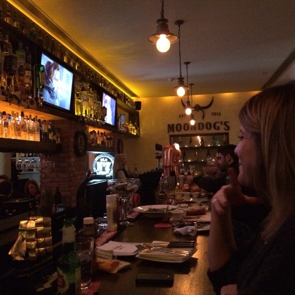 1/25/2014 tarihinde Vasia C.ziyaretçi tarafından Moondog&#39;s Bar &amp; Grill'de çekilen fotoğraf