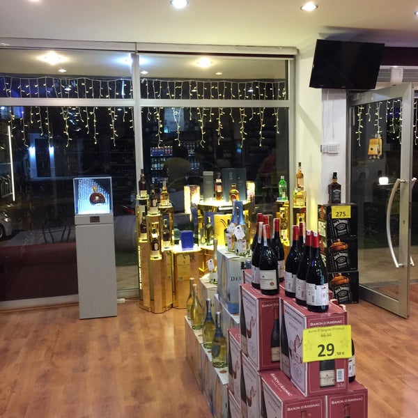 Foto tirada no(a) Bordo Şarap ve İçki Mağazası por Yılmaz em 4/28/2016