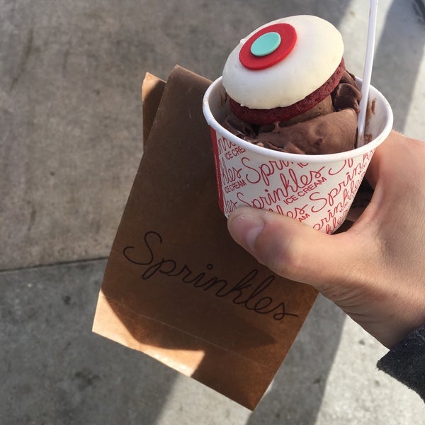 Das Foto wurde bei Sprinkles Beverly Hills Ice Cream von Sarah K. am 4/1/2017 aufgenommen