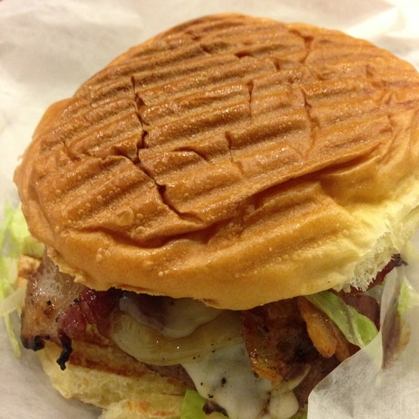 รูปภาพถ่ายที่ Burger Creations โดย Laurent R. เมื่อ 6/15/2013