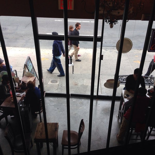 10/16/2013 tarihinde Laurent R.ziyaretçi tarafından Crave Espresso Bar'de çekilen fotoğraf