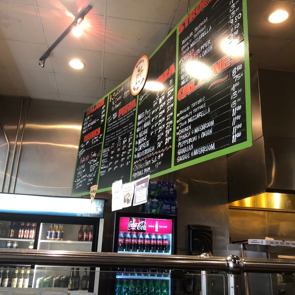 Foto scattata a Vinny&#39;s NY Pizza da Jason P. il 5/28/2018