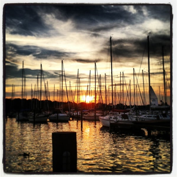 Foto diambil di Sunset Cove oleh Nicholas R. pada 9/8/2013