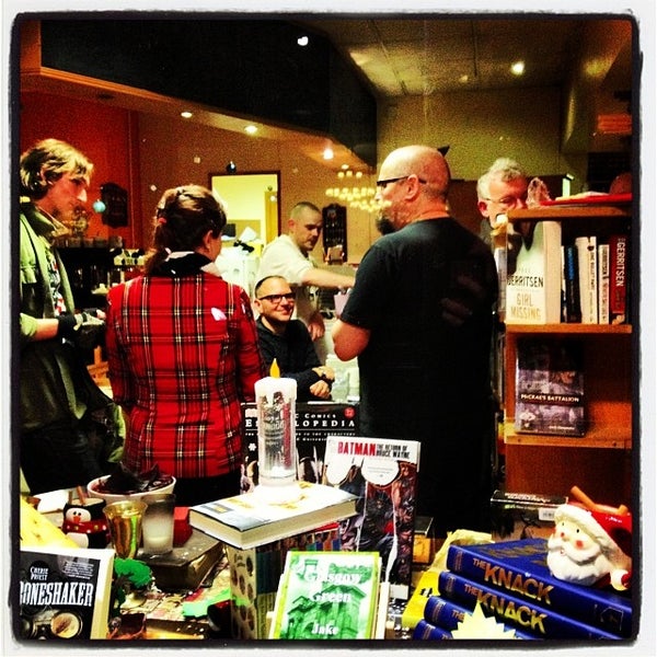 Photo taken at Pulp Fiction by Karen H. on 12/11/2013