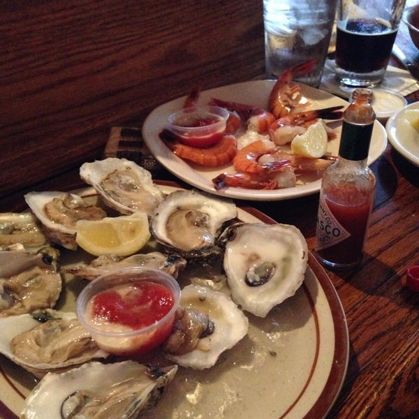 Foto scattata a King Crab Tavern &amp; Seafood Grill da Erik P. il 4/21/2014