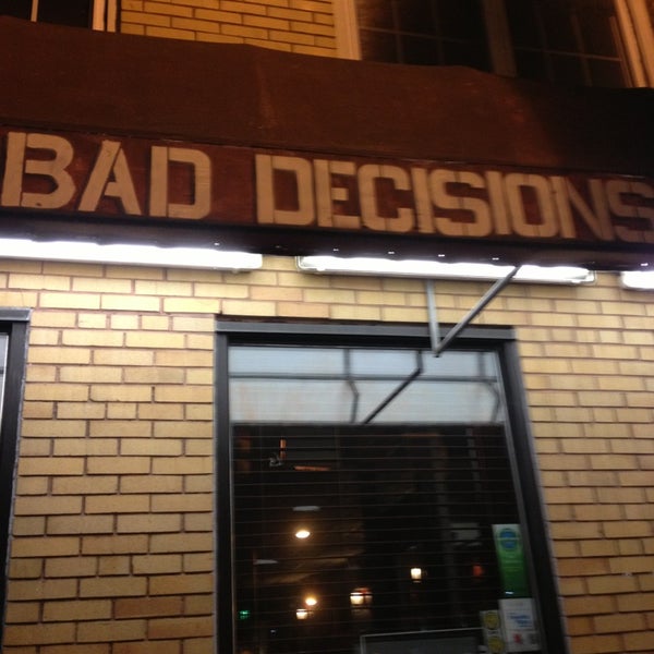 รูปภาพถ่ายที่ Bad Decisions โดย Erik J. เมื่อ 1/26/2013