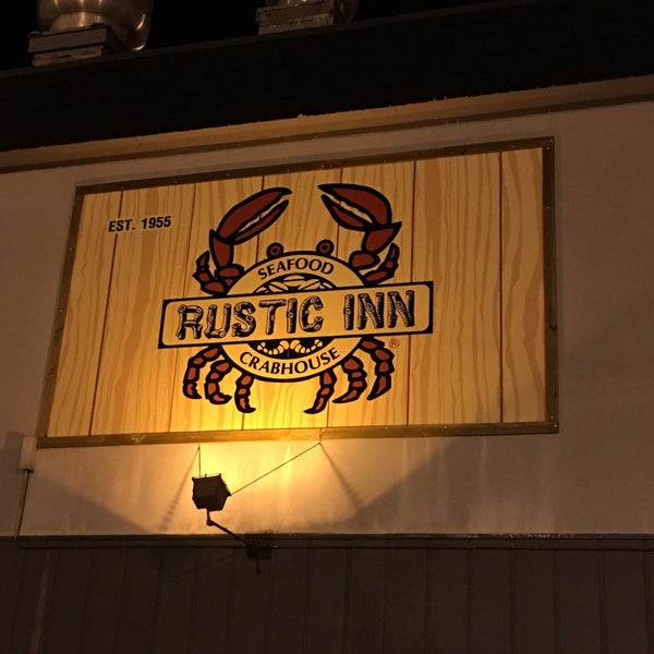 Das Foto wurde bei Rustic Inn Crabhouse von Cara Cara O. am 9/5/2018 aufgenommen