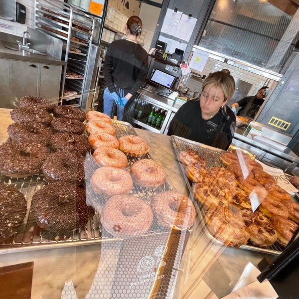 5/19/2022 tarihinde Cara Cara O.ziyaretçi tarafından Sidecar Doughnuts &amp; Coffee'de çekilen fotoğraf