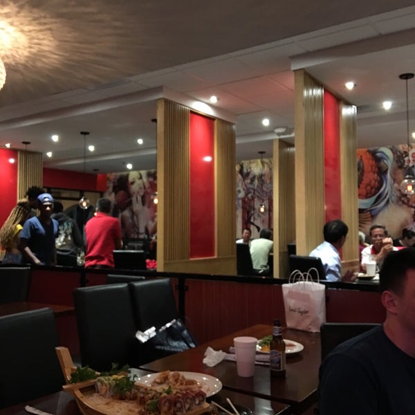 Foto tirada no(a) Ninja Spinning Sushi Bar por Cara Cara O. em 2/5/2018