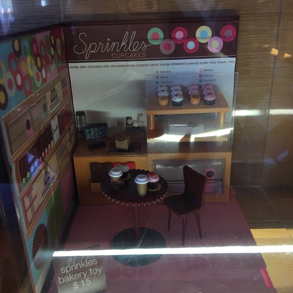 Foto tirada no(a) Sprinkles Cupcakes por Cara Cara O. em 4/21/2016