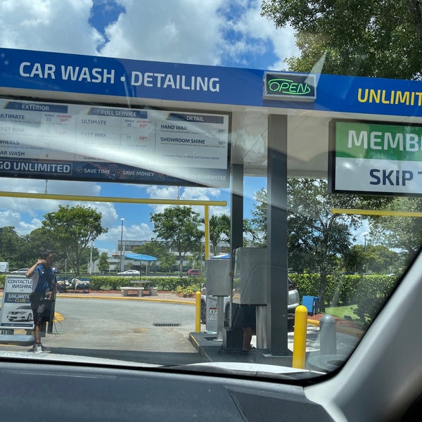 Foto diambil di Express Car Wash oleh Cara Cara O. pada 6/9/2021