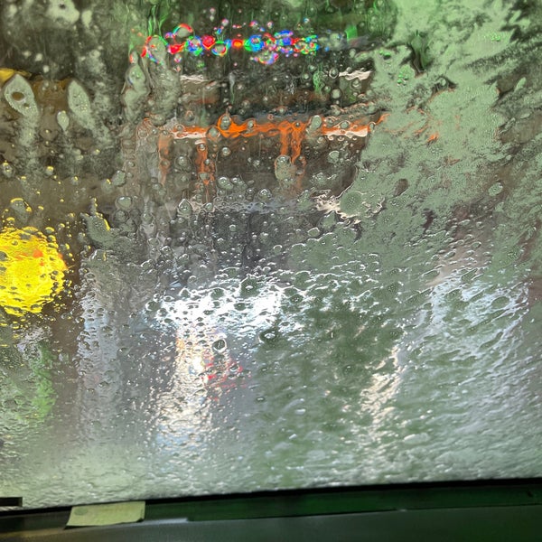 Foto diambil di Express Car Wash oleh Cara Cara O. pada 5/4/2021