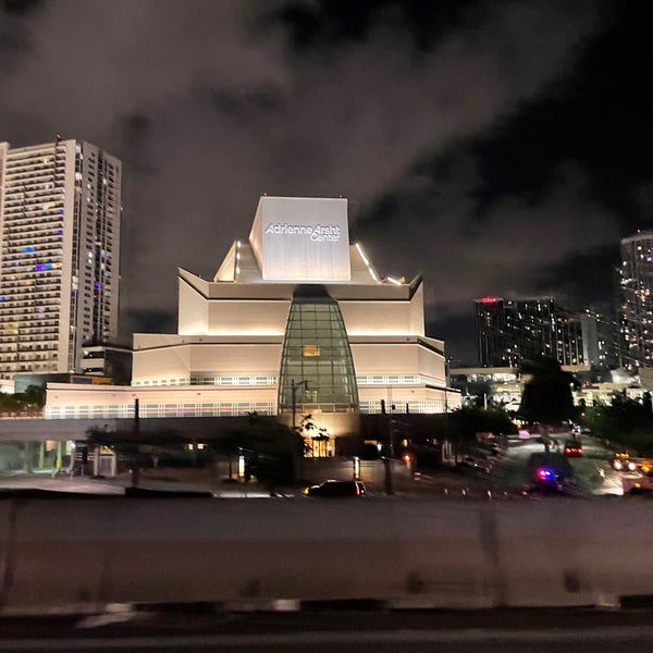 Снимок сделан в Adrienne Arsht Center for the Performing Arts пользователем Cara Cara O. 10/12/2021