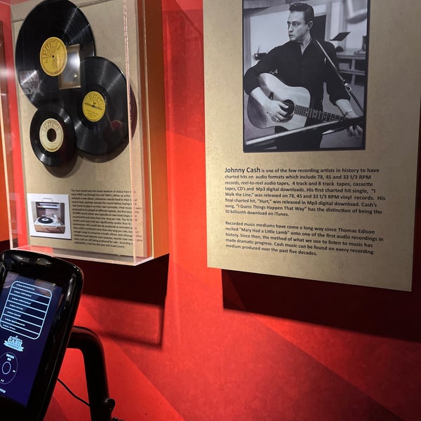 Foto diambil di Johnny Cash Museum and Bongo Java Cafe oleh Marc S. pada 6/17/2022