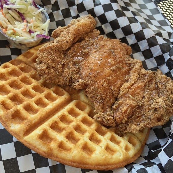9/21/2014 tarihinde Kaizen F.ziyaretçi tarafından Butter And Zeus Waffle Sandwiches'de çekilen fotoğraf