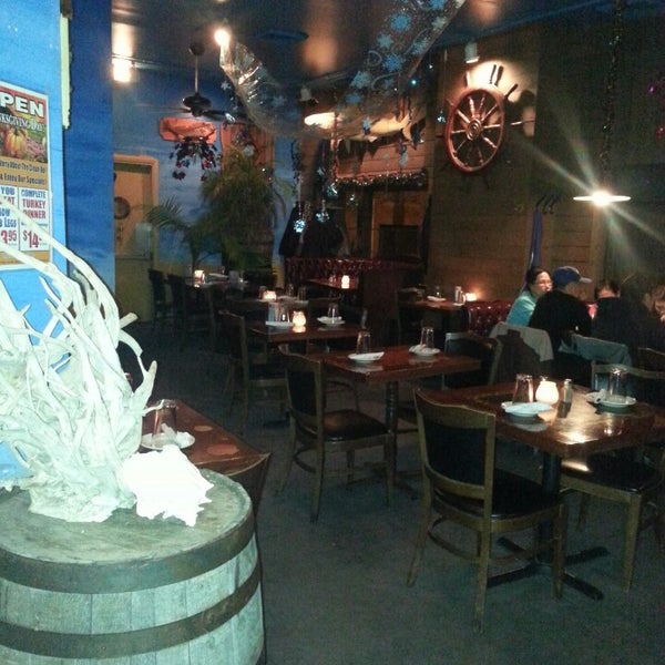 รูปภาพถ่ายที่ King Crab Tavern &amp; Seafood Grill โดย Precious W. เมื่อ 11/24/2013