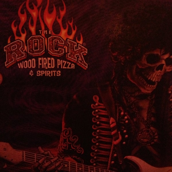Foto tomada en The Rock Wood Fired Pizza  por Michael C. el 6/1/2013