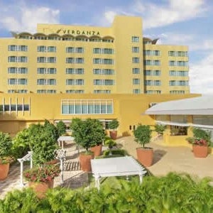 Foto diambil di Verdanza Hotel, a member of Summit Hotels &amp; Resorts oleh Guillermo C. pada 11/9/2013