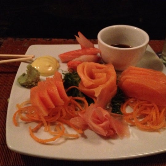 Foto tirada no(a) Sushi Ya por Adry P. em 9/29/2012