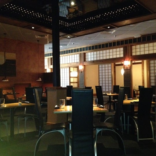Foto scattata a Mura Japanese Restaurant da BigSquid il 10/31/2012